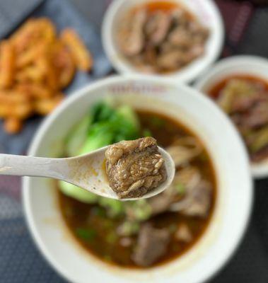 滋味牛肉面 Spicy Braised Beef Noodles ($14.99)