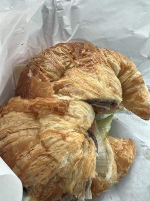 Roast beef croissant sandwich