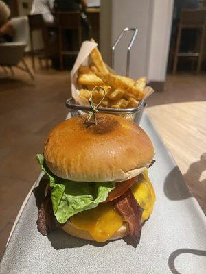 Cheese-Burger with fries