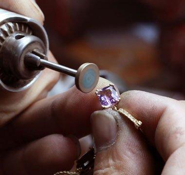 Jewelry repair on the spot!