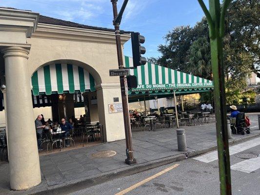 Passing café du monde