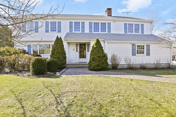 SOLD: 6 Musket Lane, Darien, classic 4 BR, 2.5 Colonial with in-ground heated pool