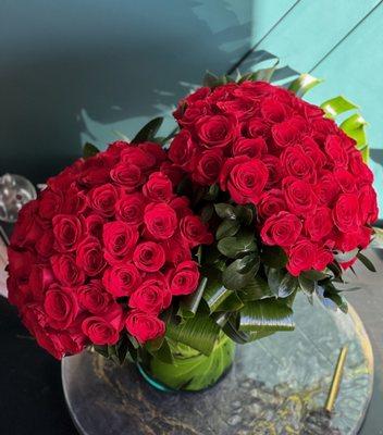 100 red roses in a vase