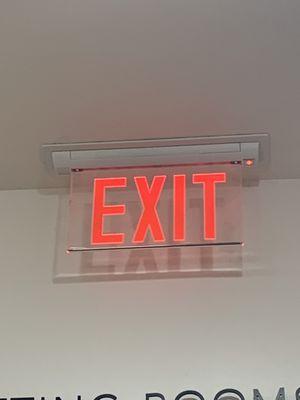 Banana republic exit red and white lantern orlando fl 1:19 pm September 26 2023