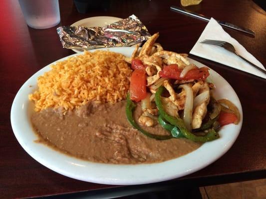 Chicken fajita lunch....$9 comes with chips and salsa too