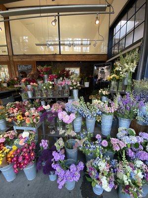 Storefront in the afternoon. Still plenty of flowers, 1 hour left to closing.