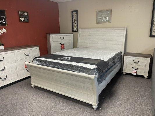 Stillwood Collection
Beautiful greyish white contemporary Queen Bed Set $1699