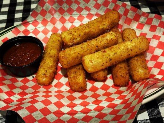 Mozzarella sticks and perfect flavor marinara