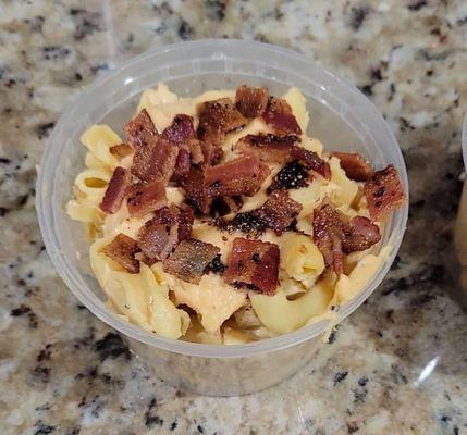 Mmmmmmmmm Mac & Cheese! Who doesn't love BACON?