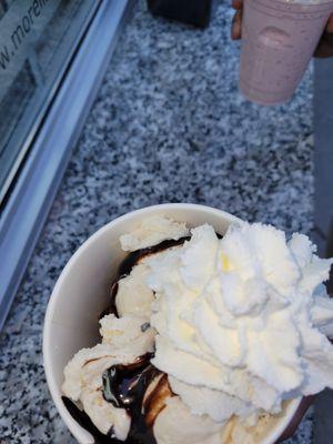 Brownie hot fudge sundae