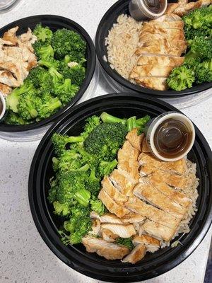 Chicken Fork'N Bowl with brown rice and broccoli