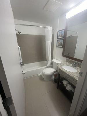 Disgusting bathroom - left unchanged without new towels