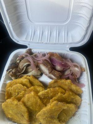 Fritura pequeña de orejitas y chicharrón con tostones.