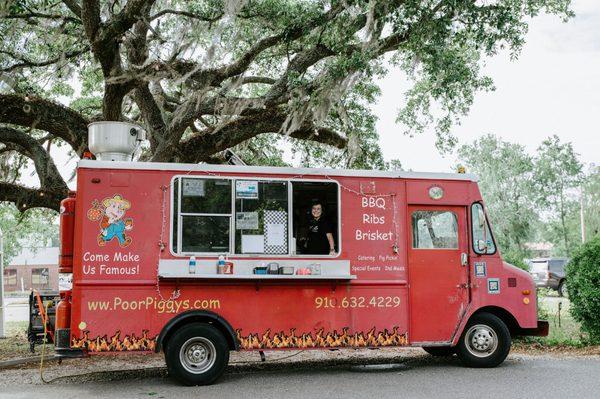 Food trucks under the oaks