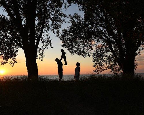 Zahnow Photography knows how to capture your family portraits on the beauty of Lake Michigan. A great choice for your family portraits!