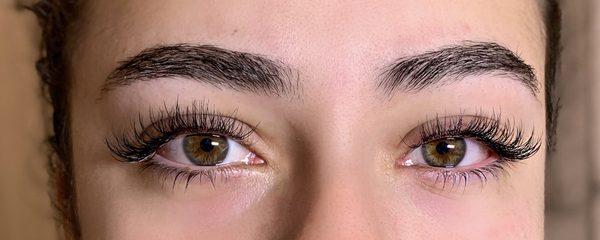 Classic fullset of lashes and brow wax