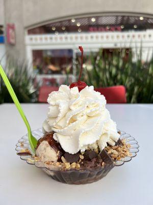 Peanut butter cup sundae