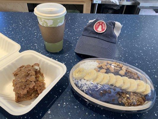 Vegan apple strudel cake and vegan power bowl for breakfast after a surf session! So good!! Life is good!