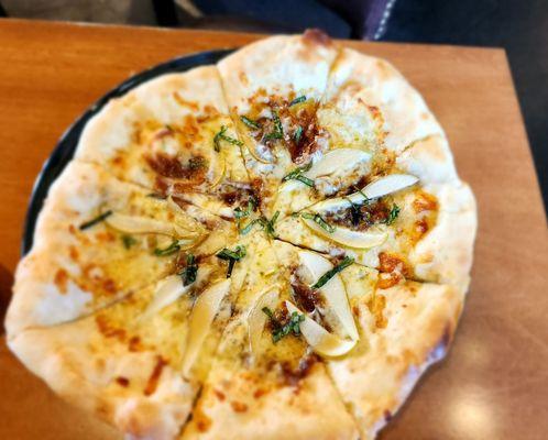 Pear and Gorgonzola pizza