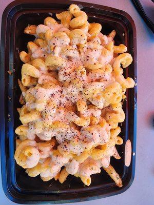 Sparky bowl (macaroni and cheese, seasoned fries, chipotle , and sumac..