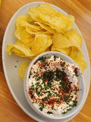 Seasonal chips & house-made dips