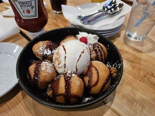 FRIED OREOS W/ VANILLA ICE CREAM- amazing