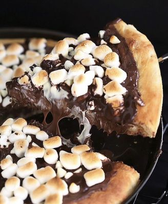 Nutella Marshmallow Pizza