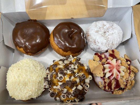 My 1/2 dozen I got. 2 chocolate, powder sugar, lemon bar, Salted Carmel Macchiato, and wild berry cheesecake.