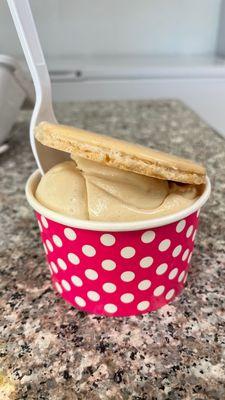 Coffee ice cream, single scoop with vanilla macaroon