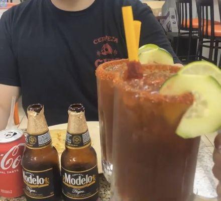 Modelo negras michelada