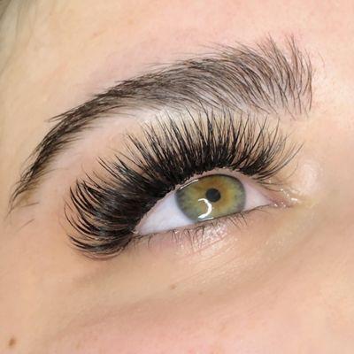 Mega volume lash extensions, dark and bold design