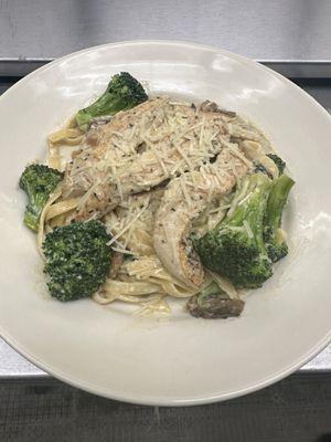 Pasta de Alfredo con  brócoli y pollo