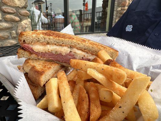 Classic Reuben & French fries