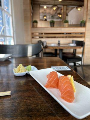 Salmon Sushi (2pc)