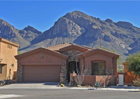 Life in Oro Valley with views of Pusch Ridge!