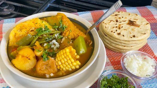 Rica sopa de pata salvadoreña