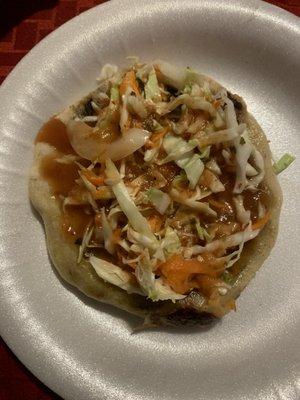 Curtido y salsa on the pupusa