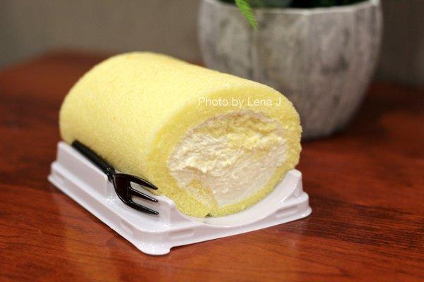 Durian Cake Roll/榴莲卷 ($11) - it's good! Really light and fluffy. Not too sweet. Has durian pieces inside the whipped cream filling.