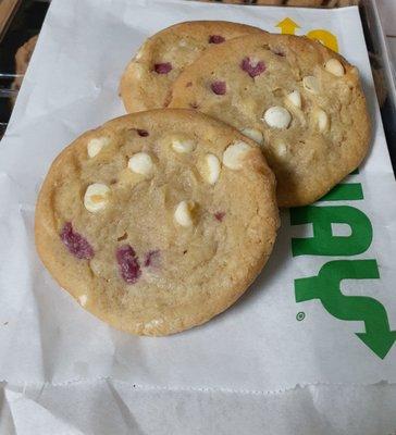 Strawberry cheesecake cookies