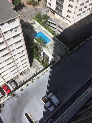 Pool on 4th floor, nobody there brah cuz Waikiki beach is 2 blocks away