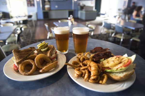 Enjoy delicious burgers, sandwiches, pizza, salads, and a full bar at Coasters Bar & Grill, inside the Boardwalk Bowl in Santa Cruz