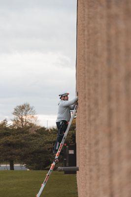 Maunting a 4k security camera with 2x optical zoom in a commercial building.