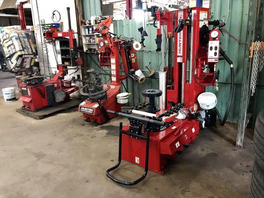 Brand new Hunter lever-less tire changer can handle high performance, low profile, run-flat tires.