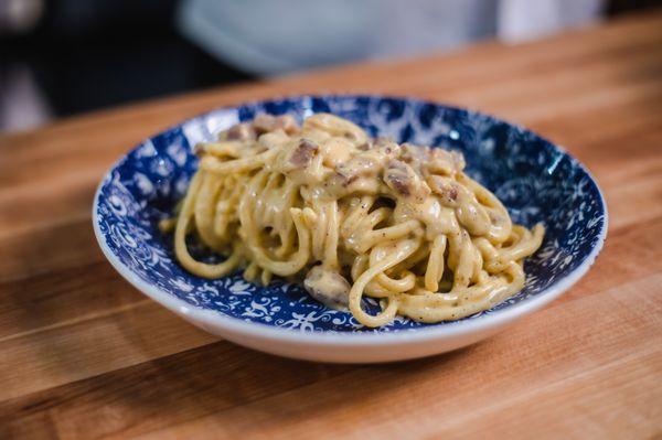 Bucatini Alla Carbonara

Guanciale, prosciutto, black pepper, parmigiano, herb oil