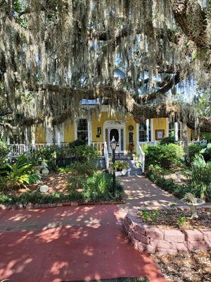 Lovely front porch!