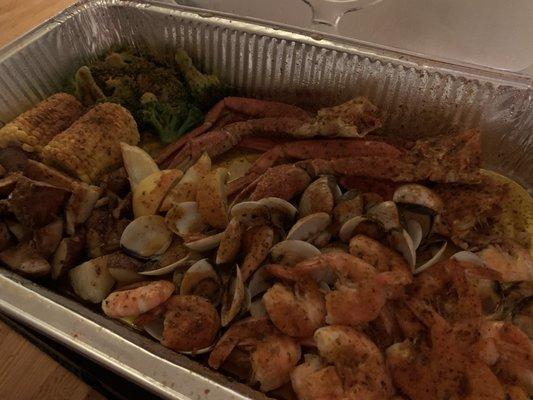 Platter F came with 1 lb. of clams, 1 lb. of shrimp, and two crabs along with veggies.  SO GOOD