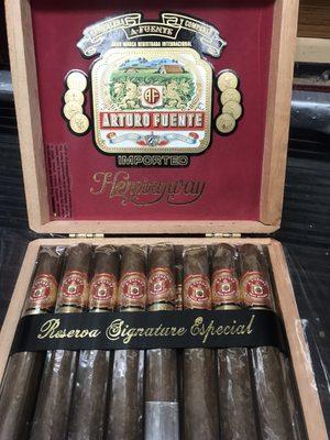 Arturo Fuente special signature . Sun grown premium cigar .