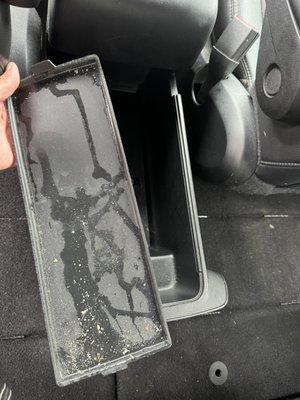 The inside of the glove compartment that was opened for cleaning became even dirtier than before. Instead of removing the sand from