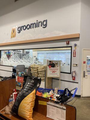 7/22/23 (sat): Grooming section in front of store