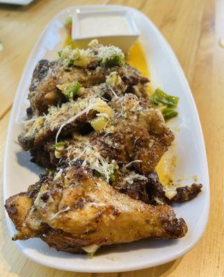 Fantastic 10 piece garlic parmesan wings appetizer ($14)